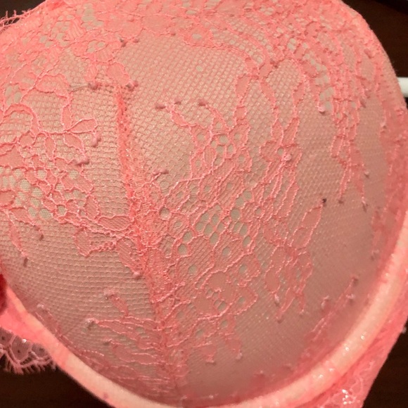 ❌SOLD❌ VS Bra, coral color, 34DD. - Picture 5 of 8